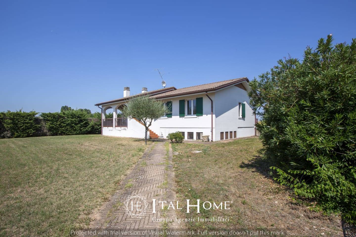 VILLA SINGOLA CON GIARDINO, GARAGE E TAVERNA !!!